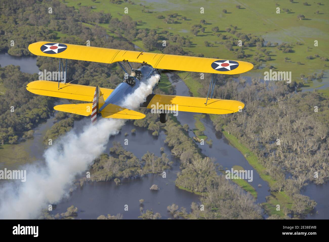 Display Rauch Ein 1940er Boeing N2S Stearman Doppeldecker in US Army Farben, mit ...