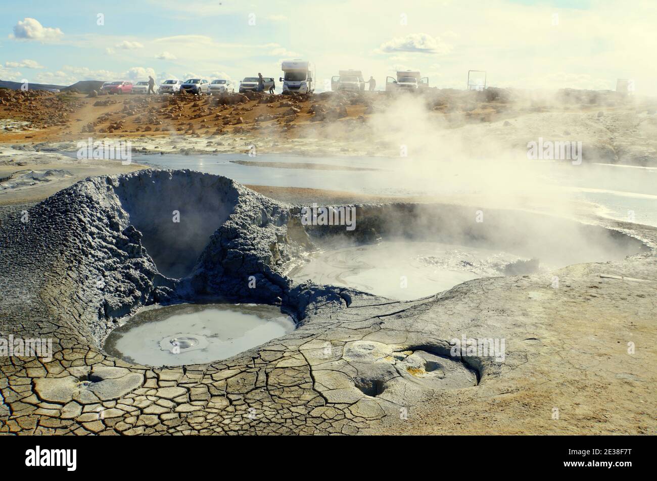 Der Blick auf rauchende Erde und kochende Schlammtöpfe im Namafjall Hverir Geothermiegebiet in der Nähe des Lake Myvatn, Island Stockfoto