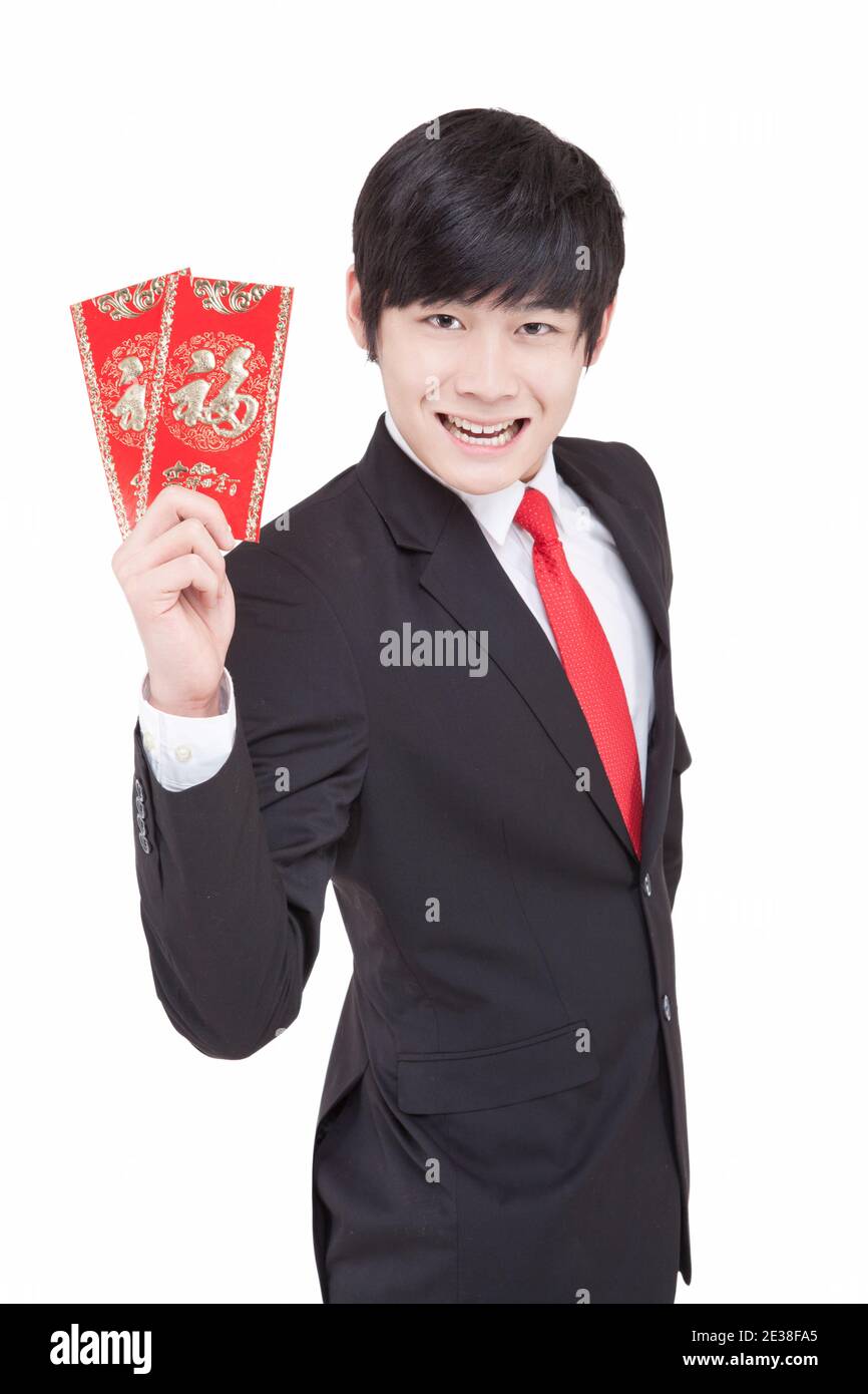 Der junge Geschäftsmann hält roten Umschlag hochwertige Foto Stockfoto