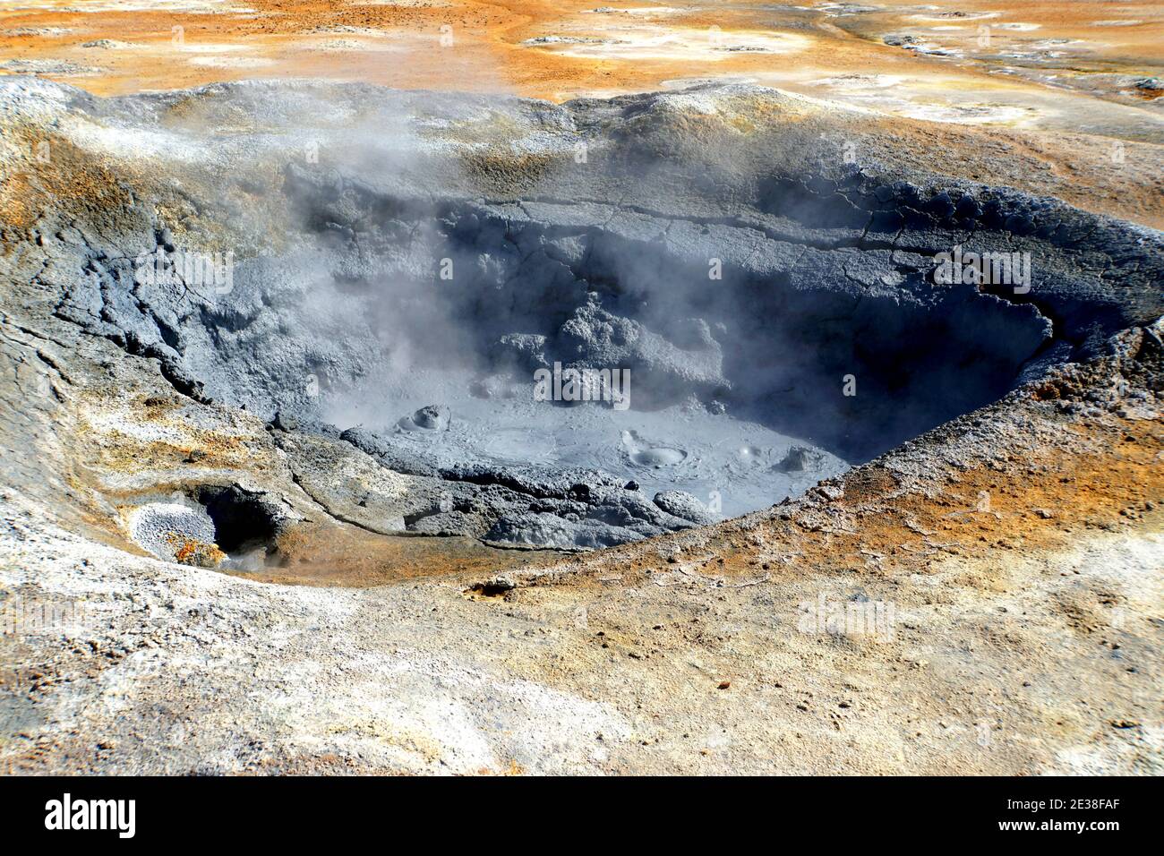 Der Blick auf rauchende Erde und kochende Schlammtöpfe im Namafjall Hverir Geothermiegebiet in der Nähe des Lake Myvatn, Island Stockfoto