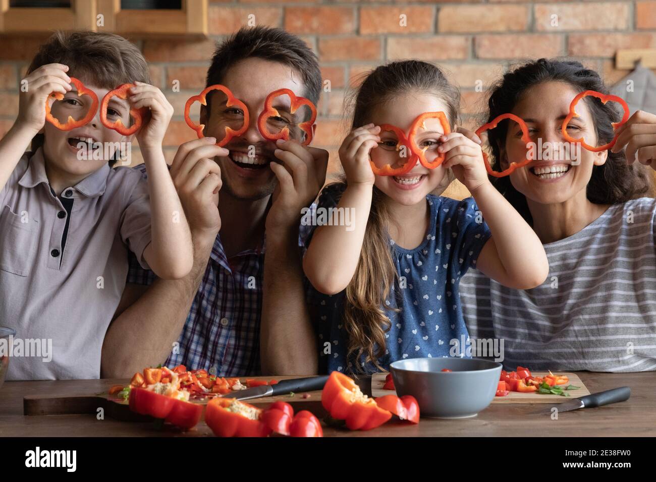 Portrait der glücklichen Familie mit Kindern viel Spaß beim Kochen Stockfoto