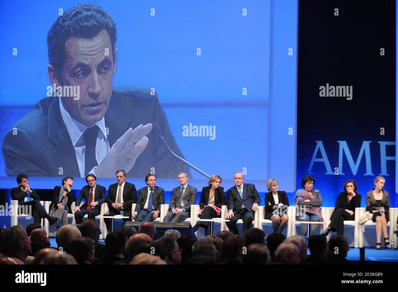 Der französische Präsident Nicolas Sarkozy hält eine Rede während der Eröffnung des 93. Kongresses der französischen Bürgermeistervereinigung (AMF), der am 23. November 2010 in Porte de Versailles in Paris, Frankreich, stattfand. Foto von Giancarlo Gorassini/ABACAPRESS.COM Stockfoto