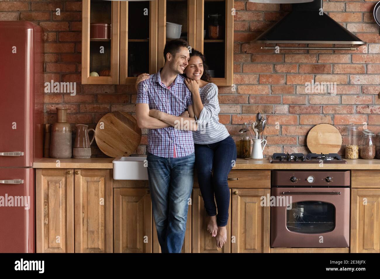 Glückliche Pärchen entspannen sich in der eigenen renovierten Küche Stockfoto