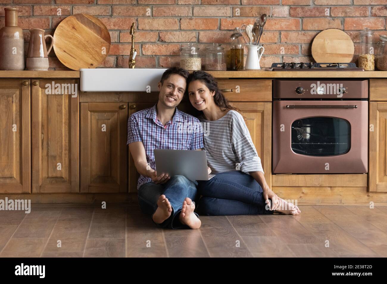 Portrait von glücklichen Paar Entspannung in der Küche mit Laptop Stockfoto