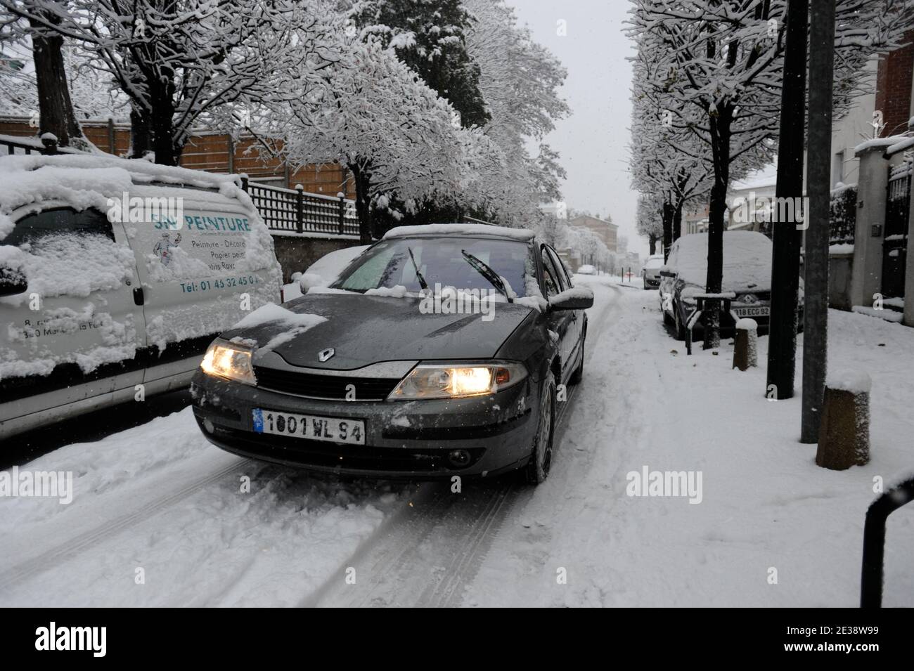 Starke Schneefälle störten den Verkehr in den Außenbezirken der französischen Hauptstadt, wie man ihn am 8. Dezember 2010 in Meudon bei Paris sah. Schnee verwandelte sich schnell in ein schlammiges Chaos auf den Straßen, der Verkehr wurde blockiert. Das Pariser RATP-Verkehrsnetz sagte, dass alle Busse in der Hauptstadt nicht mehr laufen, ebenso wie viele S-Busse. Der Sturm zwang auch die Schließung des Pariser Flughafens Charles de Gaulle. Foto von ABACAPRESS.COM Stockfoto