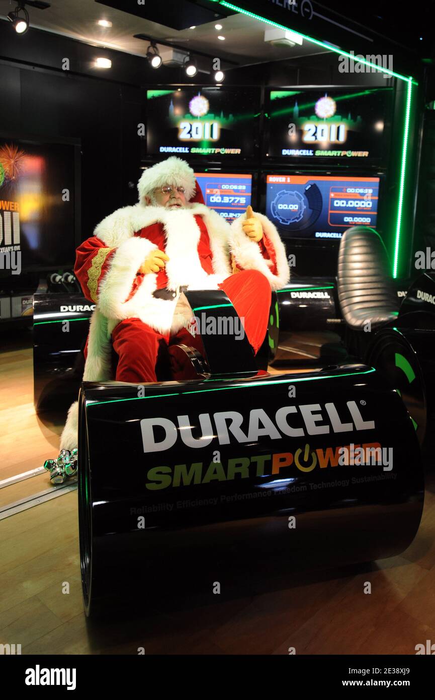 Santa Clause besucht am 9. Dezember 2010 das Duracell Mobile Smart Power Lab am Gansevoort Plaza in New York City, NY, USA. Foto von Elizabeth Pantaleo/ABACAUSA.COM Stockfoto