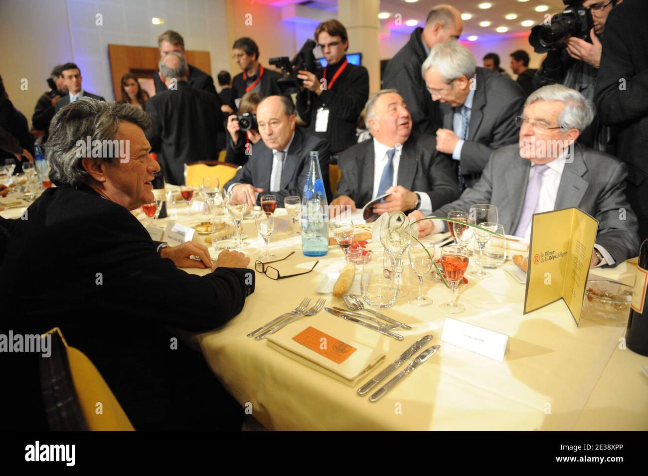 Besuchen Sie ein 'Republic Diner' (Diner de la Republique) in Paris, Frankreich am 9. Dezember 2010. Foto von Mousse/ABACAPRESS.COM Bernard Tapie, Jean-Pierre Chevenement, Gerard Larcher Mousse/ABACA Stockfoto