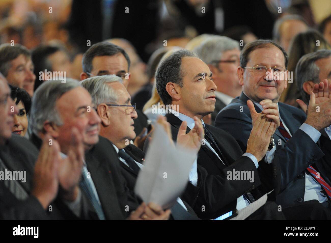 Der französische Senatspräsident Gerard Larcher, der ehemalige Premierminister Jean-Pierre Raffarin, der Generalsekretär der UMP Jean-Francois Cope und der Abgeordnete Herve Novelli, der am 11. Dezember 2010 am Nationalrat der rechten UMP in Paris, Frankreich, teilnahm. Foto von Mousse/ABACAPRESS.COM Stockfoto