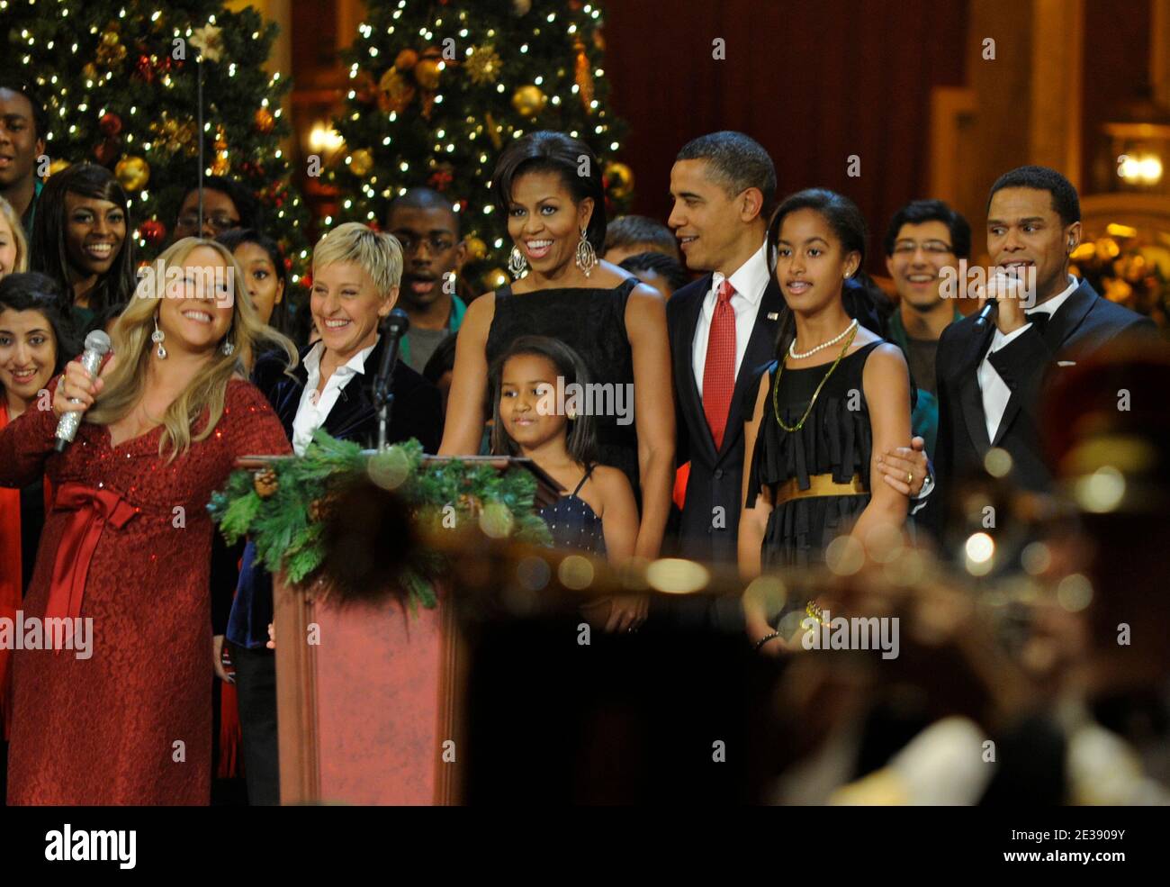 US-Präsident Barack Obama und First Lady Michelle Obama mit den Töchtern Sasha und Malia nehmen am Abschluss einer Weihnachtsfeier in Washington mit den Entertainern (L-R) Mariah Carey, Ellen DeGeneres und Maxwell am 12. Dezember 2010 im Building Museum in Washington, DC, USA Teil. Die Veranstaltung wurde für die spätere Übertragung im Fernsehen aufgenommen. Foto von MIKE THEILER/ISP Pool/ABACAUSA.COM Stockfoto