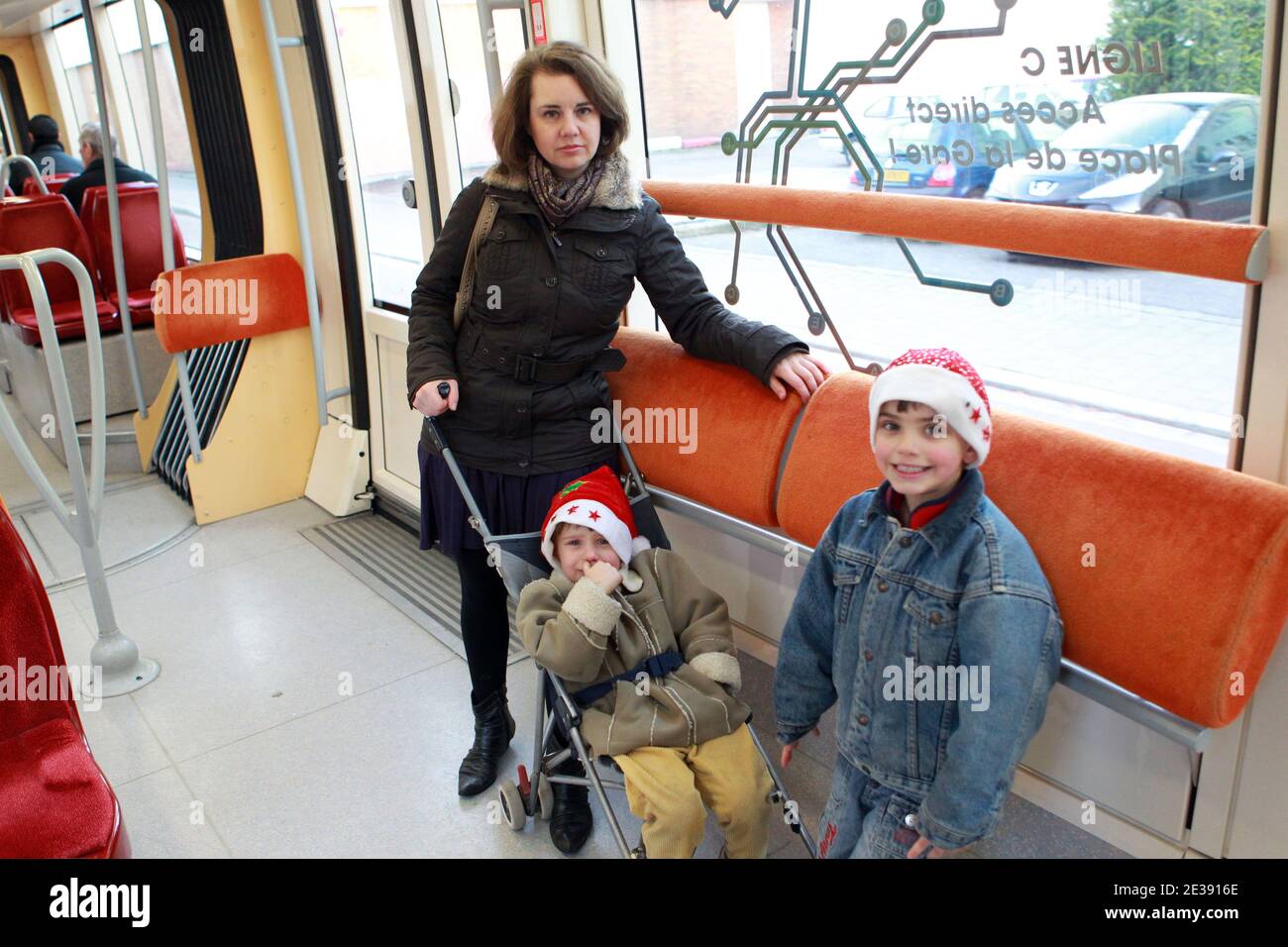 EXKLUSIV. Nathalie Gettliffe und ihre beiden Söhne Jean-Philippe (R) und Martin in einer Straßenbahn in Straßburg, Ostfrankreich am 13. Dezember 2010. Vier Jahre nach ihrem gerichtlichen Kampf mit ihrem ehemaligen kanadischen Ehemann Scott Grant in der Haft ihrer Kinder Josephine und Maximilien wird Gettliffe erneut der Entführung durch Francis Gruzelle, den Vater ihrer letzten beiden Jungen, beschuldigt. Fotos von Vincent Dargent/ABACAPRESS.COM Stockfoto