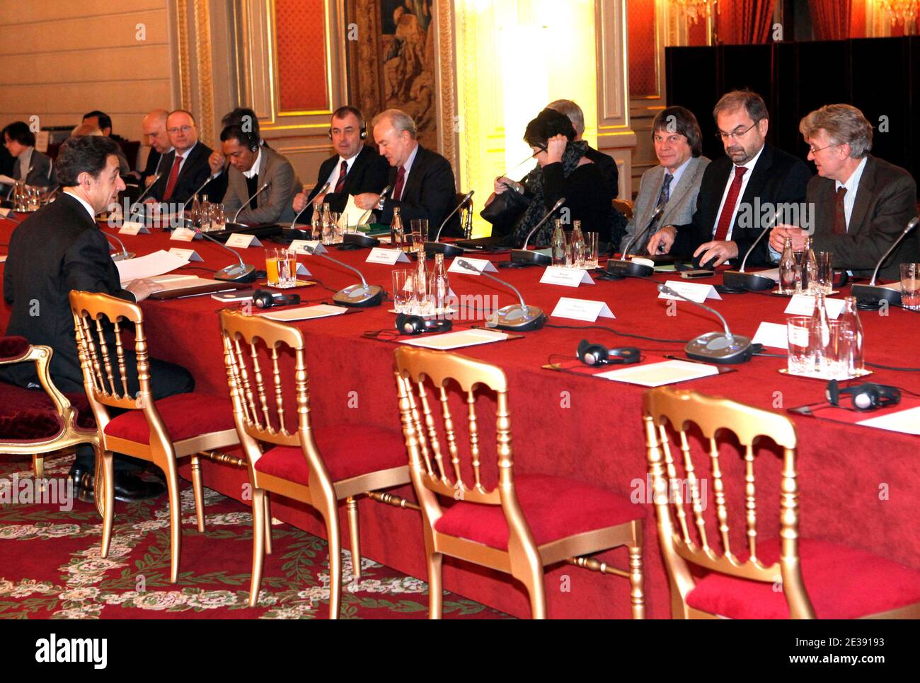Der französische Präsident Nicolas Sarkozy (L) besucht französische Gewerkschaftsführer wie CGT-Generalsekretär Bernard Thibault (3R), CFDT-Chef Francois Chereque (2R), FO-Generalsekretär Jean-Claude Mailly (R) und andere Delegierte des Internationalen Gewerkschaftsbundes im Elysee-Palast in Paris, Frankreich, Am 2010. Dezember ein Treffen mit dem französischen Präsidenten Nicolas Sarkozy, um die französische Präsidentschaft der G20 im Jahr 2011 vorzubereiten. Foto von Lucas Dolega/Pool/ABACAPRESS.COM Stockfoto