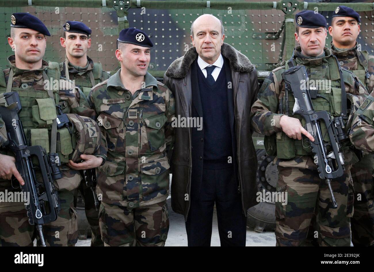 Der französische Verteidigungsminister Alain Juppe trifft französische Soldaten am 15. Dezember 2010 bei einem Besuch im Militärlager Canjuers in Draguignan bei Nizza in Südfrankreich. Juppe nimmt an der Operation Exercices im Lager Teil und besucht die Artillerie- und Infanterie-Militärschule.Foto von Patrick Bernard/ABACAPRESS.COM Stockfoto