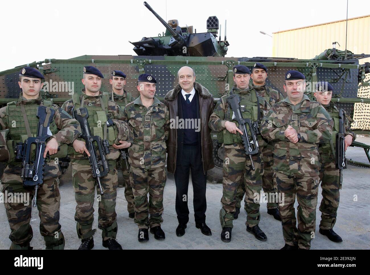 Der französische Verteidigungsminister Alain Juppe trifft französische Soldaten am 15. Dezember 2010 bei einem Besuch im Militärlager Canjuers in Draguignan bei Nizza in Südfrankreich. Juppe nimmt an der Operation Exercices im Lager Teil und besucht die Artillerie- und Infanterie-Militärschule.Foto von Patrick Bernard/ABACAPRESS.COM Stockfoto