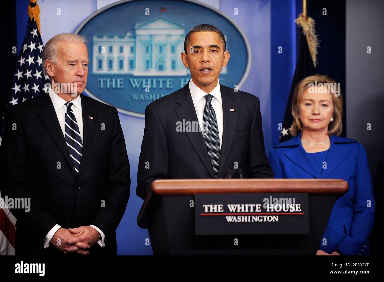 US-Präsident Barack Obama (C) spricht neben US-Vizepräsident Joe Biden (L) und US-Außenministerin Hillary Clinton über die US-Strategie für militärische und zivile Operationen in Afghanistan und Pakistan nach einer zweimonatigen Überprüfung des neunjährigen Krieges, Im Brady Press Briefing Room im Weißen Haus in Washington, DC, USA am 16. Dezember 2010. Foto von Olivier Douliery/ABACAPRESS.COM Stockfoto