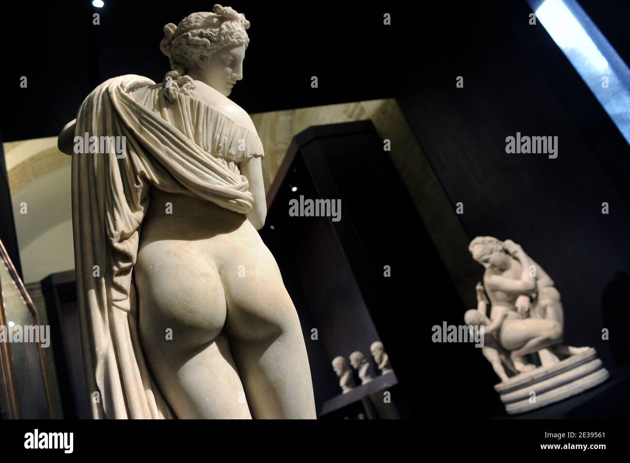 Die Callipygische Venus (links) und die Hockerei der Aphrodite im Palazzo Farnese in Rom, Italien, am 2010. Dezember. Der Palazzo Farnese, der monumentale Palast der römischen Renaissance, der derzeit die französische Botschaft in Italien beherbergt, öffnet für die Ausstellung "Palazzo Farnese - von der Renaissance bis zur Botschaft Frankreichs" in Rom, Italien, am 17,2010. dezember Türen für die Öffentlichkeit. Die Ausstellung soll die verflochtenen Geschichten von Päpsten, Kardinälen, Königen, Botschaftern und Künstlern wiederbeleben, die fünf Jahrhunderte lang den Farnesischen Palast durchlebten und durchqueren, um ihn zu einem außergewöhnlichen und lebendigen p zu machen Stockfoto