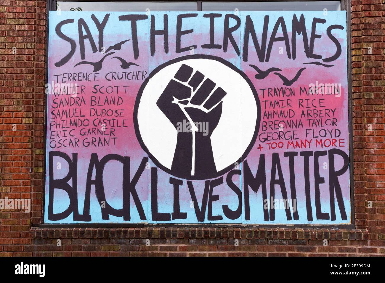 Black Lives Matter Wandbild auf einem vernagelten Geschäft mit Eine Faust und der Slogan sagen ihre Namen Menschen, die an Polizeigewalt gestorben sind Stockfoto