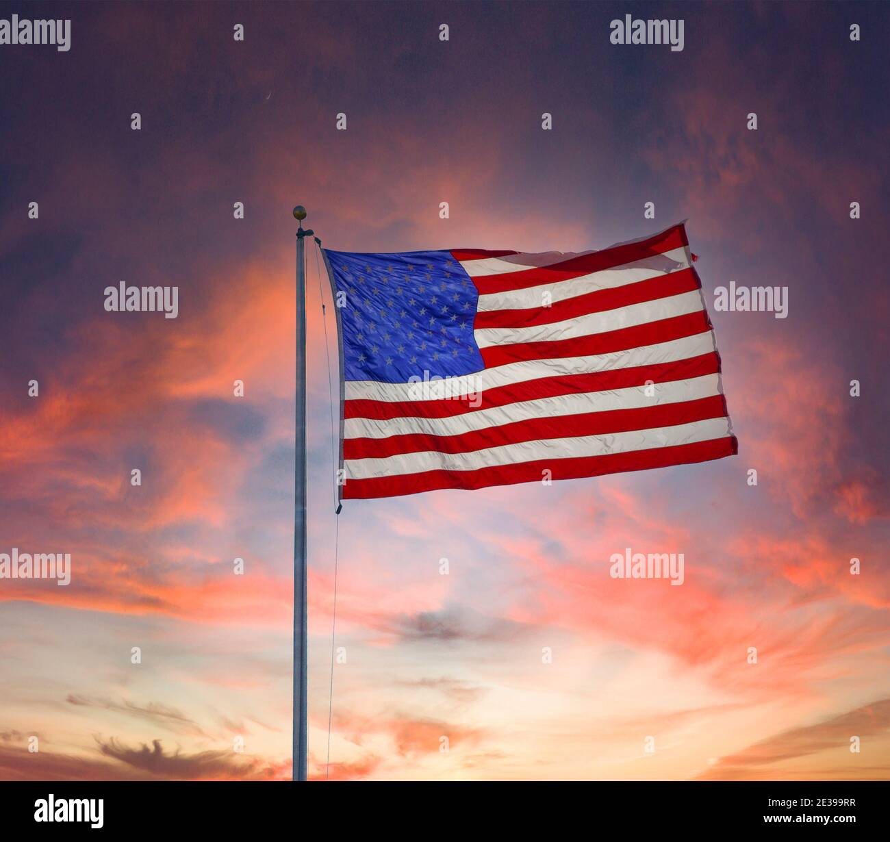 Helle hinterleuchtete Flagge bei Sonnenuntergang Stockfoto