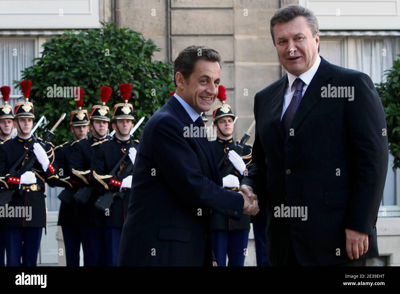 Der französische Präsident Nicolas Sarkozy begrüßt seinen ukrainischen Amtskollegen Viktor Janukowitsch im Elysee-Palast vor einem Treffen am 7. Oktober 2010 in Paris. Foto von Stephane Lemouton/ABACAPRESS.COM Stockfoto