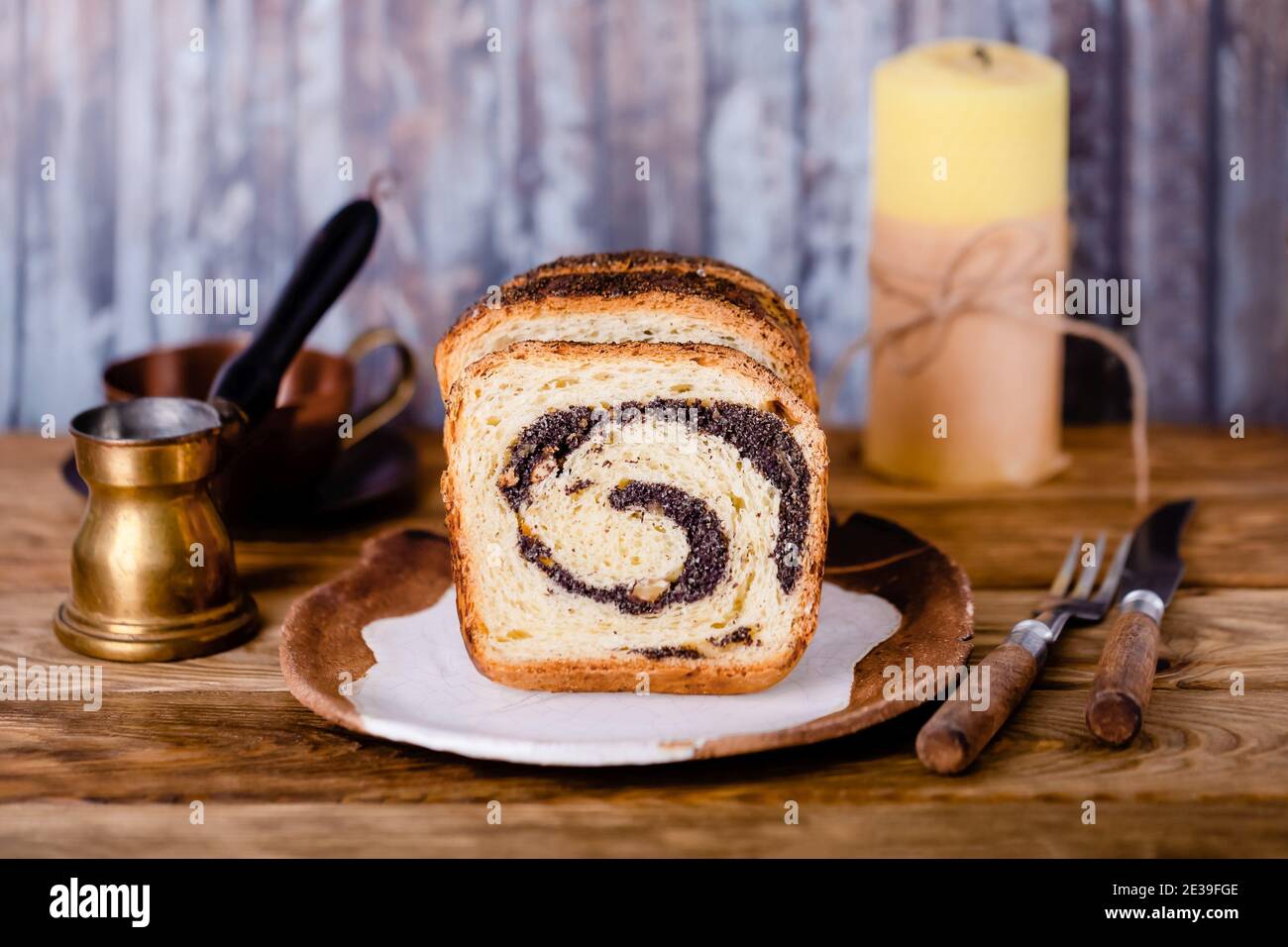 Hausgemachte Mohnsamen und Walnüsse Rollen auf einem hölzernen Hintergrund Stockfoto