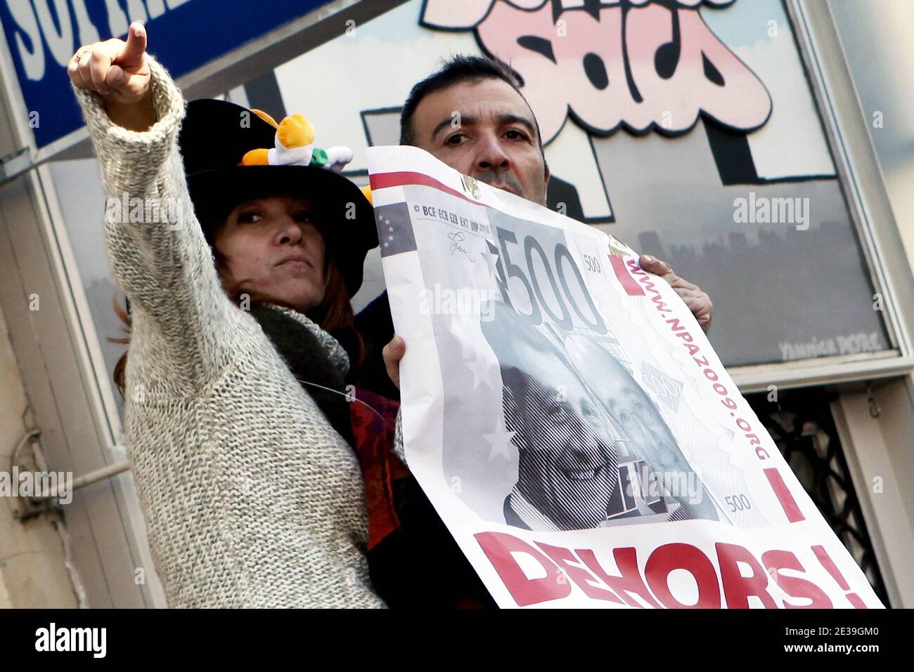 Am 12. Oktober 2010 wird in Paris, Frankreich, eine Demonstration über Rentenreformen durchgeführt. Die französischen Gewerkschaften begannen am Dienstag eine neue Welle von Streiks gegen die Rentenreform. Die französischen Arbeiter, Lehrer, Postträger, Busfahrer, Lichter und Seehäfen hatten ihre Kapazitäten unterschritten, als die Gewerkschaften ihren Kampf gegen einen Plan, die Menschen länger für ihre Renten arbeiten zu lassen, fortführten. Der Kampf um die umstrittene Rentenreform dauert seit Monaten an, aber diese Woche könnte sich als entscheidend erweisen. Foto von Stephane Lemouton/ABACAPRESS.COM Stockfoto