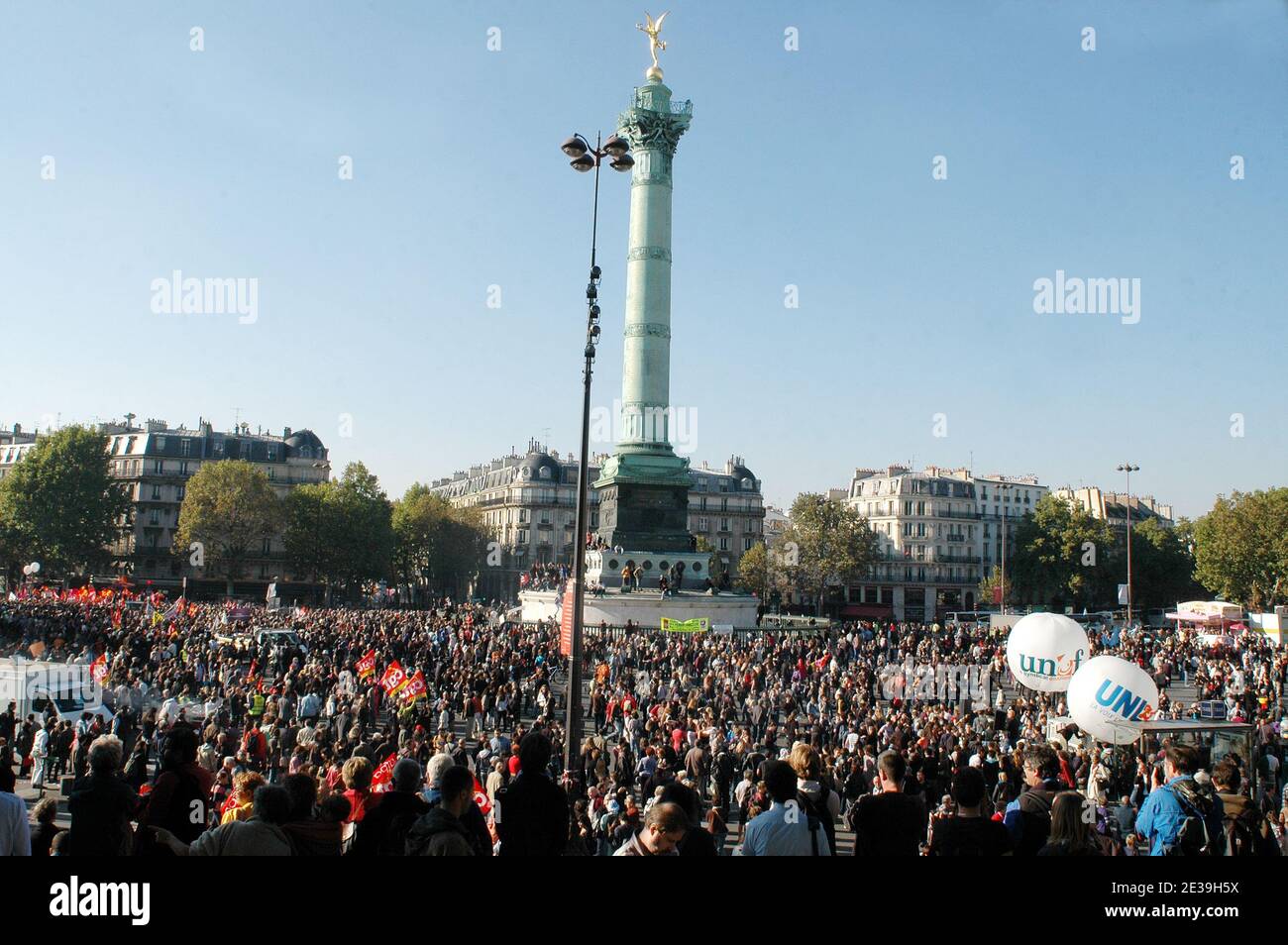 Am 12. Oktober 2010 nehmen die Menschen an einer Demonstration über Rentenreformen am Place Bastille in Paris, Frankreich, Teil. Die französischen Gewerkschaften begannen am Dienstag eine neue Welle von Streiks gegen die Rentenreform. Die französischen Arbeiter, Lehrer, Postträger, Busfahrer, Lichter und Seehäfen hatten ihre Kapazitäten unterschritten, als die Gewerkschaften ihren Kampf gegen einen Plan, die Menschen länger für ihre Renten arbeiten zu lassen, fortführten. Der Kampf um die umstrittene Rentenreform dauert seit Monaten an, aber diese Woche könnte sich als entscheidend erweisen. Foto von Alain Apaydin/ABACAPRESS.COM Stockfoto