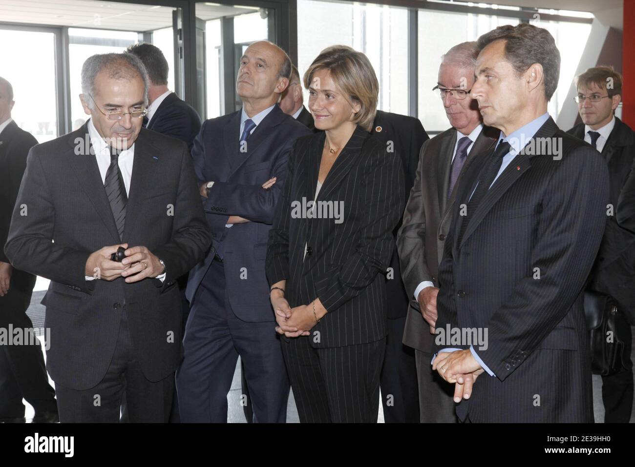 Der französische Präsident Nicolas Sarkozy, flankiert von CEA-Standortdirektor Daniel Verwaerde, der französische Minister für Hochschulbildung und Forschung Valerie Pecresse und der Bürgermeister von Bordeaux Alain Juppe besuchen das Megajoule Laser (LMJ)-Projekt der französischen Kommission für Atomenergie und alternative Energien CEA (Commissariat a l'energie atomique et aux energies alternatives) Am CEA Cesta-Standort in Le Barp, bei Bordeaux, am 14. Oktober 2010. Das LMJ, das die Untersuchung der nuklearen Phase des Waffenbetriebs ermöglichen wird, befindet sich derzeit im Bau am CEA Cesta-Standort (Centre d'Etudes Scientifiques et Technique Stockfoto