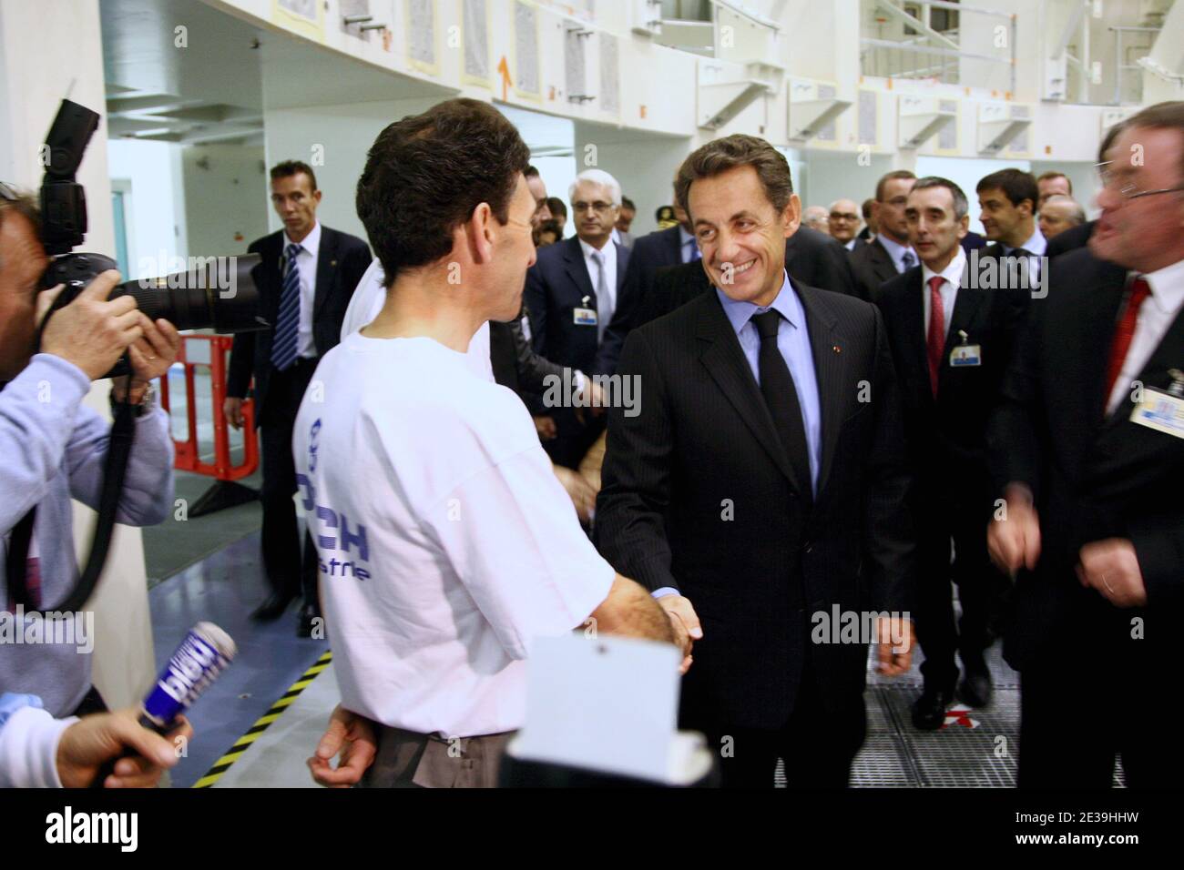 Der französische Präsident Nicolas Sarkozy besucht am 14. Oktober 2010 das Megajoule Laser (LMJ)-Projekt der französischen Kommission für Atomenergie und alternative Energien CEA (Commissariat a l'energie atomique et aux Energies Alternatives) am CEA Cesta-Standort in Le Barp bei Bordeaux. Das LMJ, das die Untersuchung der nuklearen Phase des Waffenbetriebs ermöglichen wird, befindet sich derzeit im Bau am CEA Cesta-Standort (Centre d'Etudes Scientifiques et Techniques d'Aquitaine). Foto von Ludovic/Pool/ABACAPRESS.COM Stockfoto