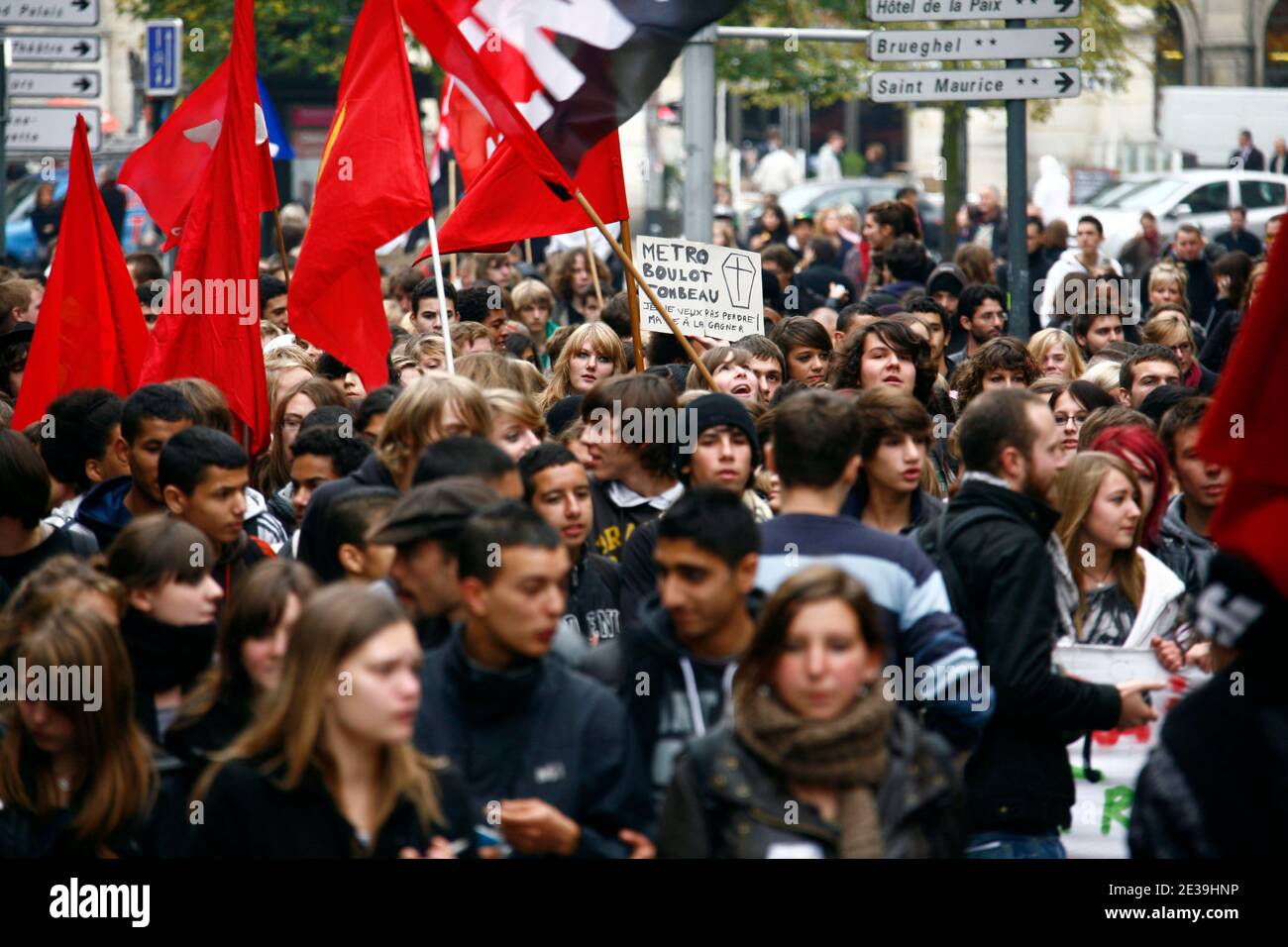 Studenten nehmen am 14. Oktober 2010 an einer Demonstration über Rentenreformen in Lille, Frankreich, Teil. Foto von Sylvain Lefevre/ABACAPRESS.COM Stockfoto