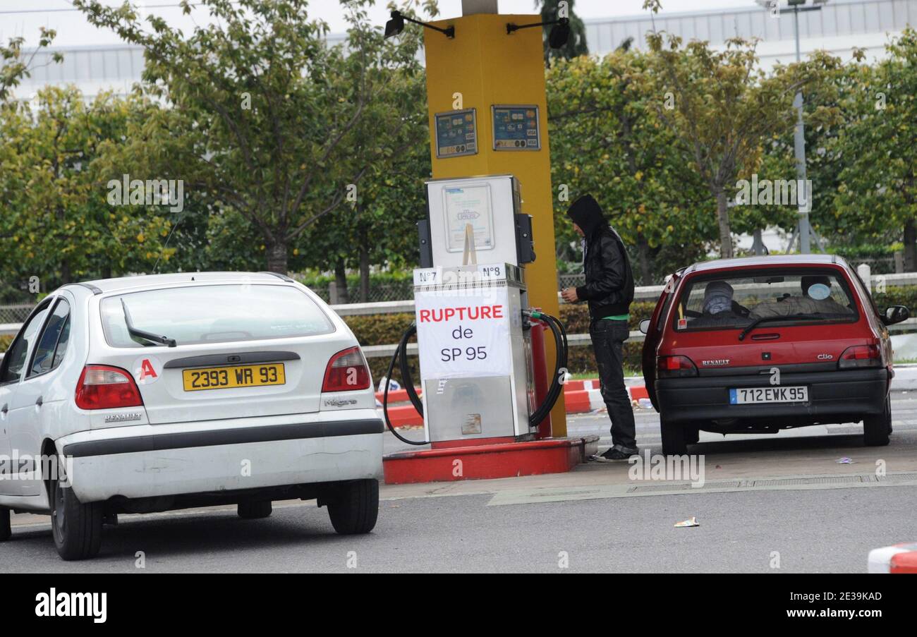 Illustration von Pumpen Gas leer in Paris und Pariser Vorort am 17. Oktober 2010. Der Streik blockiert weiterhin den französischen Ölhafen in Marseille, Südfrankreich. 21. Tag Sonntag mit Dutzenden von Öltankern und Frachtern am Entladen ihrer Ladung verhindert, die Hafenbehörden sagte in einer Erklärung, dass 61 Schiffe und vier Lastkähne derzeit von Streikenden blockiert protestieren gegen geplante Hafenreformen und Regierung Rentenreformen. Foto von Mousse/ABACAPRESS.COM Stockfoto