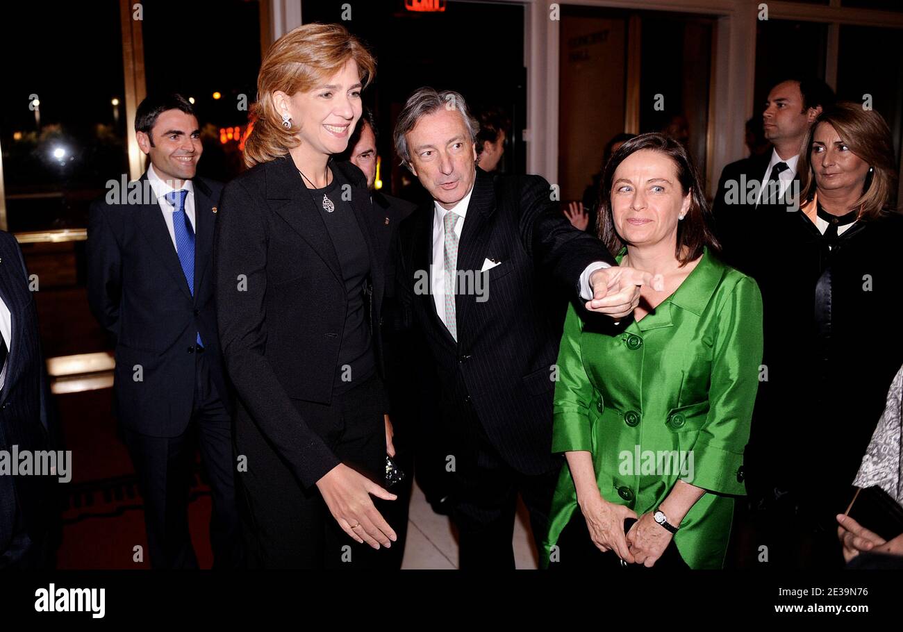 SpainÍs Infanta Cristina wird vom spanischen Botschafter Jorge Dezcallar de Mazarredo vor der Konzerthalle im Kennedy Center am 19 2010. Oktober in Washington DC begrüßt. (Im Bild: Infantin Cristina,Jorge Dezcallar de Mazarredo ) Foto von Olivier Douliery/ ABACAPRESS.COM Stockfoto