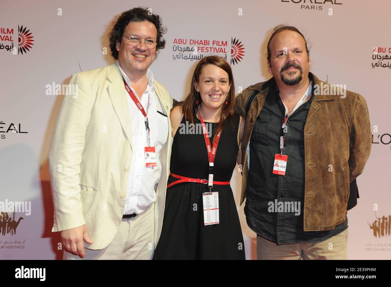 Der Regisseur Tristan Bauer (L) und Camilo Guevara, Sohn der Legende Ernesto 'Che' Guevara, treffen am 22. Oktober 2010 zur Abschlussfeier des Abu Dhabi Internal Film Festival in Abu Dhabi, Vereinigte Arabische Emirate, ein. Foto von Ammar Abd Rabbo/ABACAPRESS.COM Stockfoto