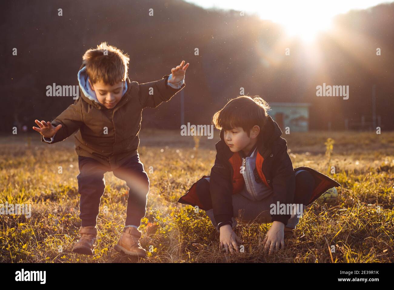 Zwei niedliche Jungen, Brüder spielen im Freien. Speicherplatz kopieren Stockfoto