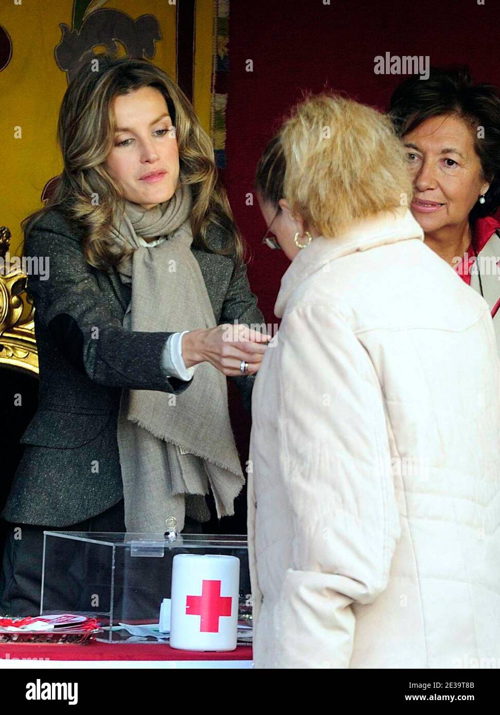 Kronprinzessin Letizia von Spanien hilft beim Spendensammeln während des Spendentages des Roten Kreuzes in Madrid am 25. Oktober 2010. Foto von Almagro/ABACAPRESS.COM Stockfoto