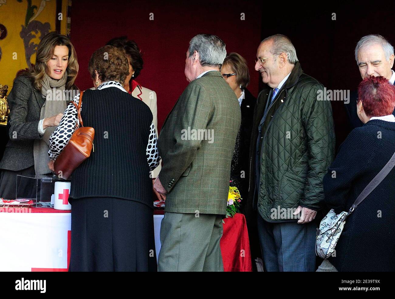 Kronprinzessin Letizia von Spanien hilft beim Spendensammeln während des Spendentages des Roten Kreuzes in Madrid am 25. Oktober 2010. Foto von Almagro/ABACAPRESS.COM Stockfoto