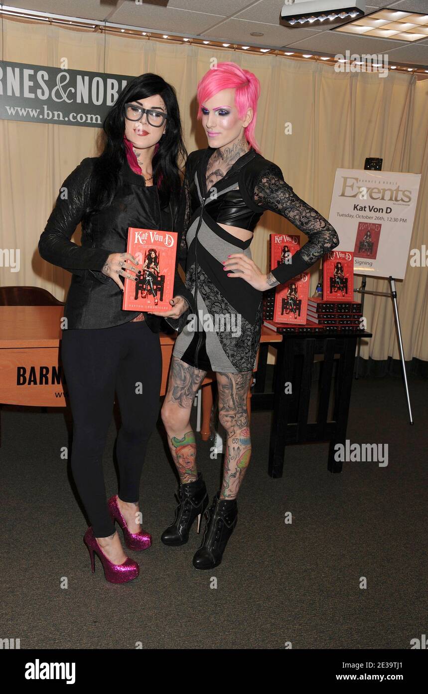 Kat von D und Jeffrey Star nehmen an der Buchunterschrift "The Tattoo Chronicles" des Autors Kat von D Teil, die am 26. Oktober 2010 im Barnes and Noble Fith Avenue Store in New York City, NY, USA, stattfand. Foto von Graylock/ABACAPRESS.COM Stockfoto