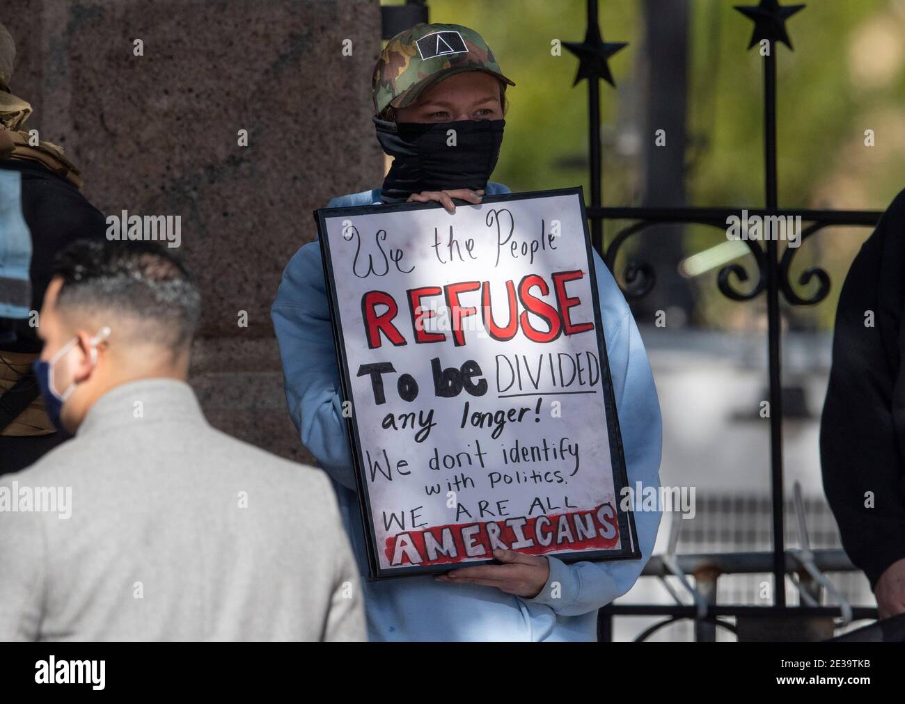 Austin, Texas, USA. Januar 2021. Ein einsamer Protestler mit einem Schild am Texas Capitol als schwer bewaffnete texanische Miliz Nachhut am Sonntag, 17. Januar in einer Show der Gewalt vor der Einweihung von Präsident Joe Biden am Mittwoch. Die meisten Männer, die Waffen trugen, argumentierten für ihr Recht unter dem 2. Zusatzartikel zur US-Verfassung, nicht notwendigerweise, um den scheidenden Präsidenten Donald Trump zu unterstützen. Quelle: Bob Daemmrich/ZUMA Wire/Alamy Live News Stockfoto