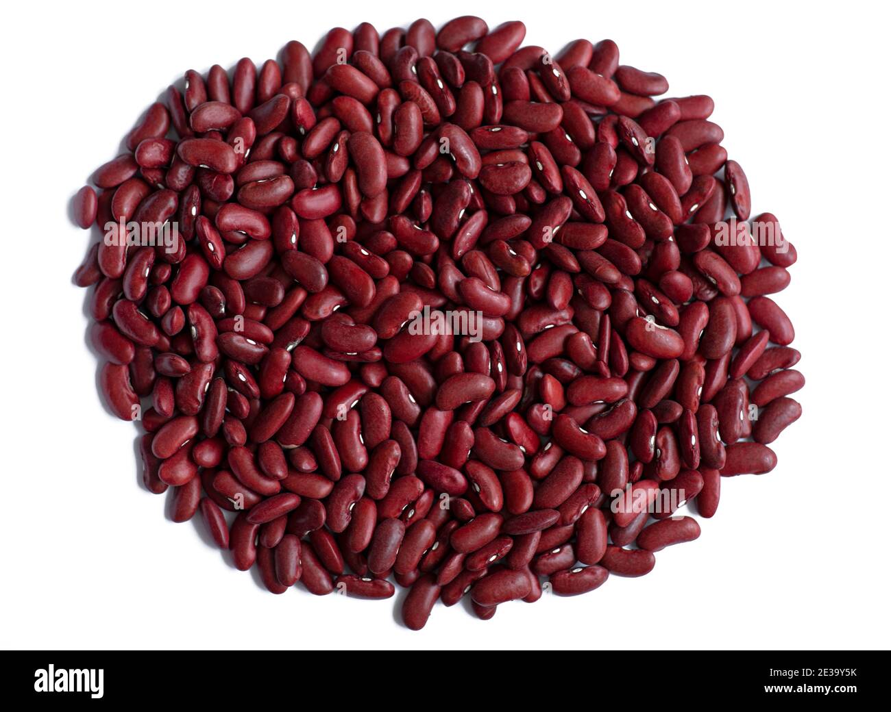 Rohe rote Bohnen auf weißem Hintergrund. Bohnen sind eine Quelle für gesundes Pflanzenprotein Stockfoto