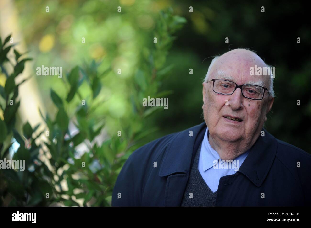 Die italienische Schriftstellerin Andrea Camilleri posiert während einer Fotoschau auf dem 5. Rom Filmfestival in Rom, Italien am 5. November 2010. Foto von Eric Vandeville/ABACAPRESS.COM Stockfoto