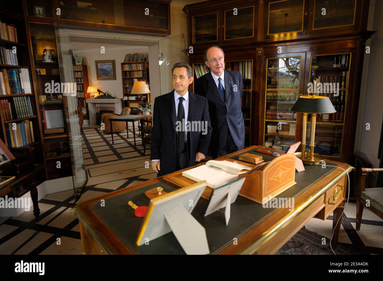 Der französische Präsident Nicolas Sarkozy (L) und Charles de Gaulles Enkel Yves de Gaulle besuchen Charles de Gaulles Büro in seinem Haus "La Boisserie" während einer Zeremonie anlässlich des 40. Todestages von General de Gaulle in Colombey-les-Deux-Eglises, Frankreich am 9. November 2010. Foto von Philippe Wojazer/Pool/ABACAPRESS.COM Stockfoto