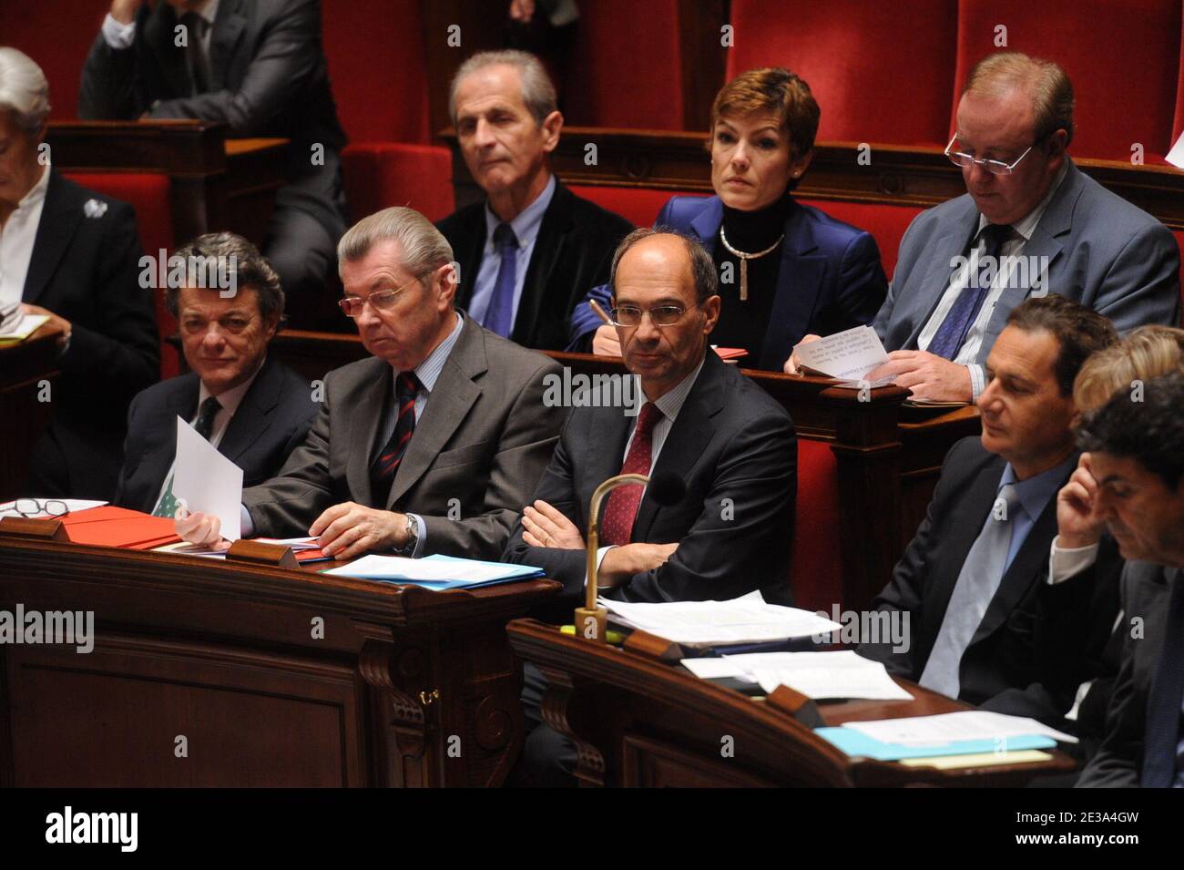 Jean-Louis Borloo, Henri de Raincourt, Eric Woerth, Eric Besson, Hubert Falco, Chantal Jouanno, Marc Philippe Daubresse werden während der wöchentlichen Fragestunde an die Regierung bei der französischen Nationalversammlung am 9. November 2010 in Paris, Frankreich, abgebildet. Foto von Mousse/ABACAPRESS.COM Stockfoto