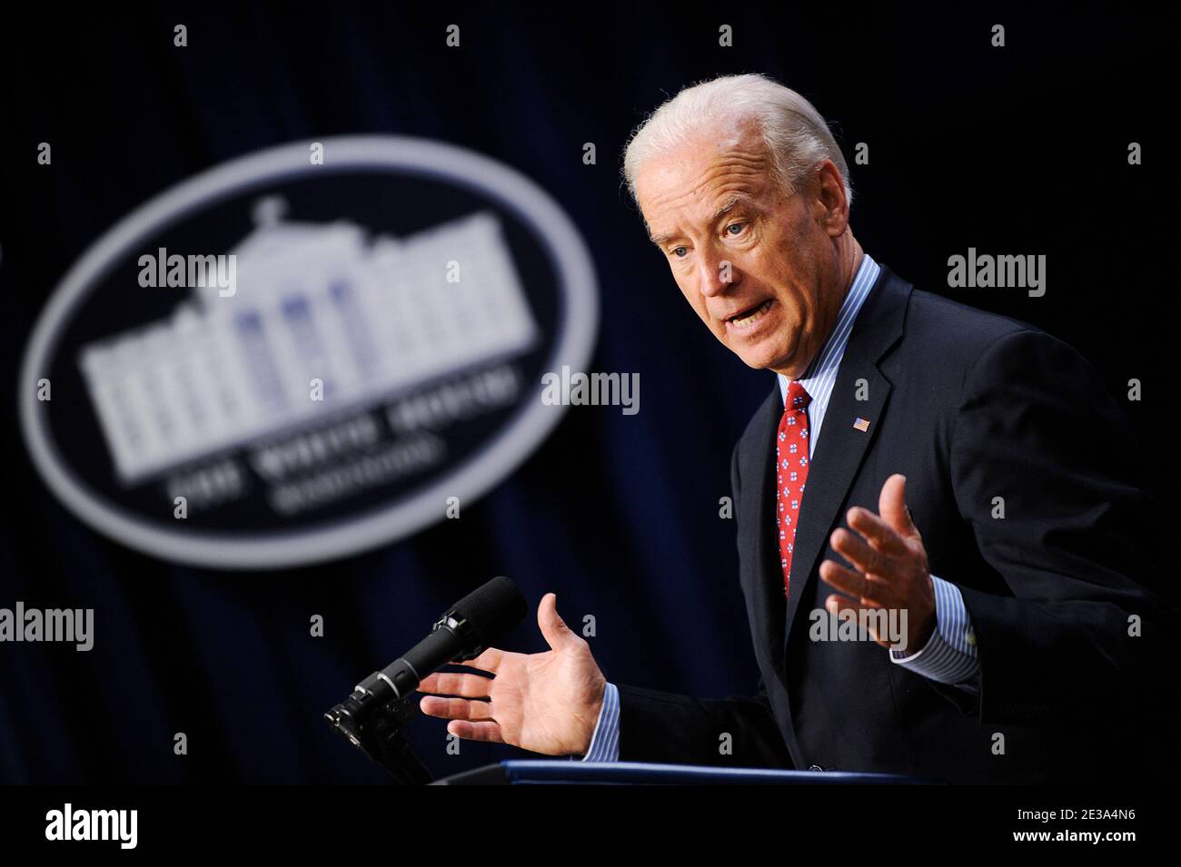 "Vizepräsident Joe Biden hält Bemerkungen bei einer Mittelklasse-Task Force-Veranstaltung", um eine Reihe von Bundesmaßnahmen bekannt zu geben, die die Grundlage für eine starke, selbsttragende Energieeffizienznachrüstungsindustrie im Eisenhower Executive Office Building am 9. November 2010 legen sollen. Washington, DC, USA. Foto von Olivier Douliery /ABACAPRESS.COM' Stockfoto