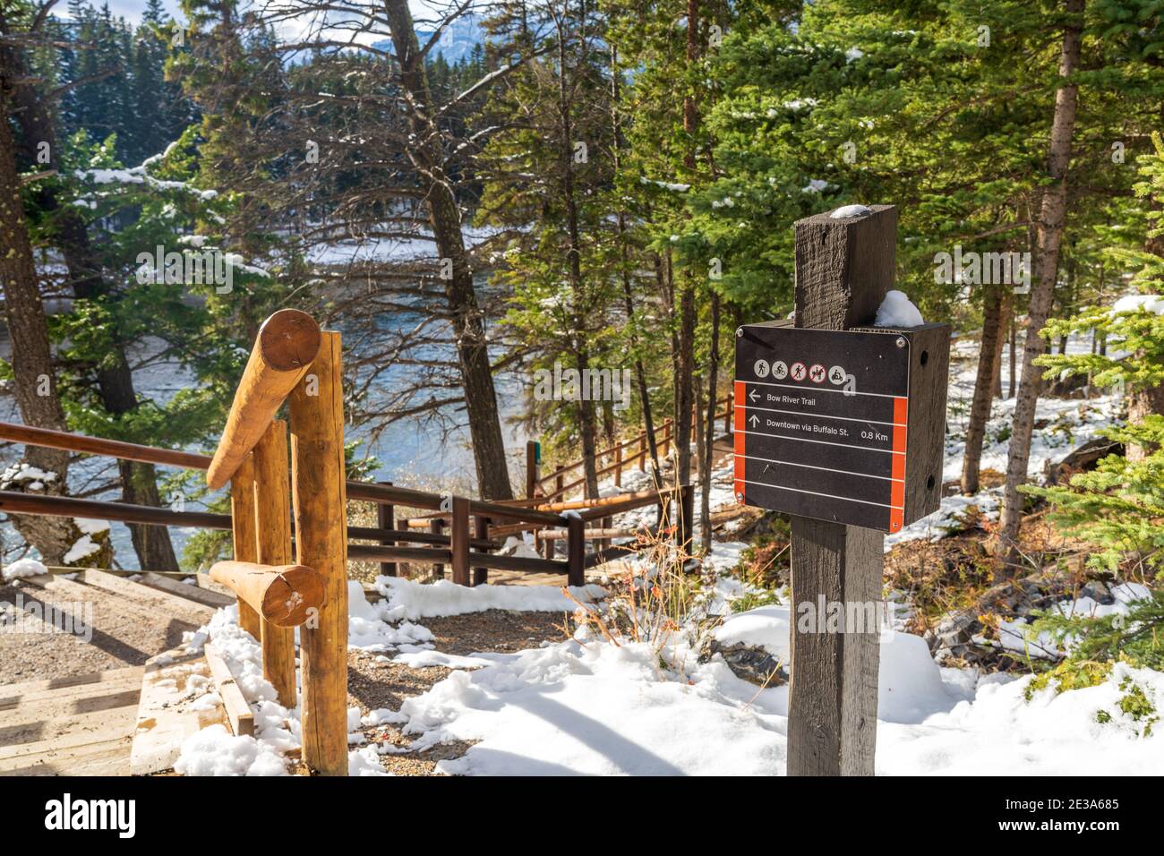 Bow River Trail im Winter sonnigen Tag. Banff National Park, Canadian Rockies. Stockfoto