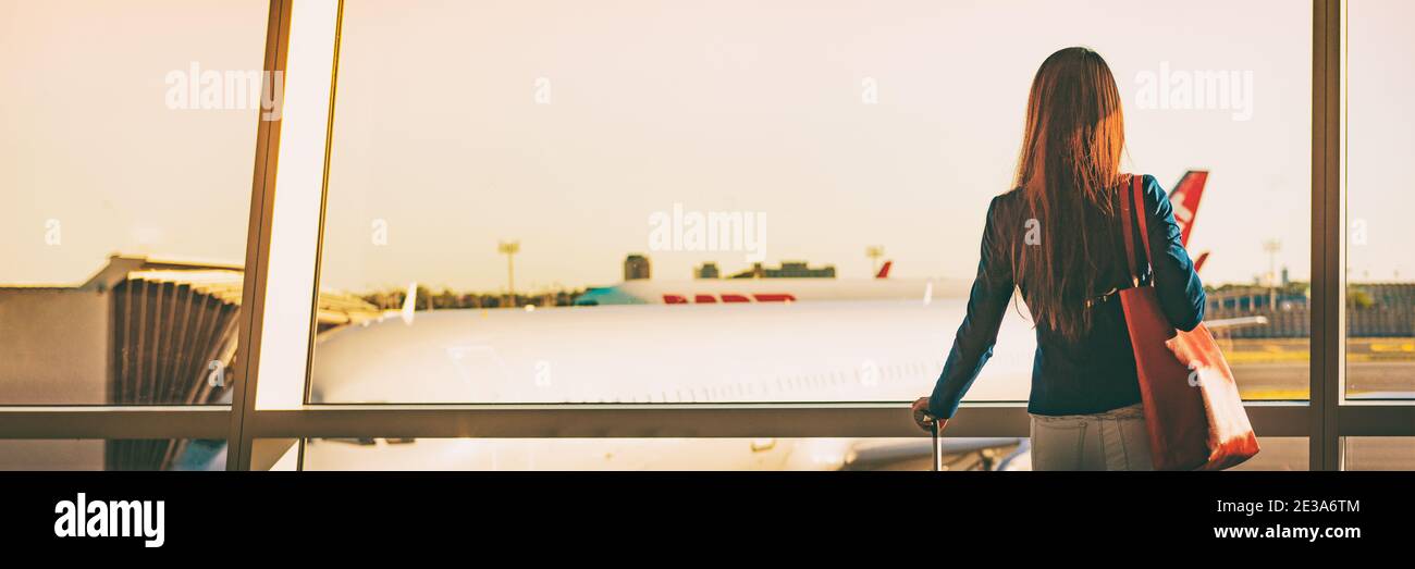 Flughafen Panorama-Banner Urlaub Reise Tourist Business Frau wartet in Lounge-Terminal für Flug. Silhouette Blick auf Fenster verzögerte Boarding Stockfoto