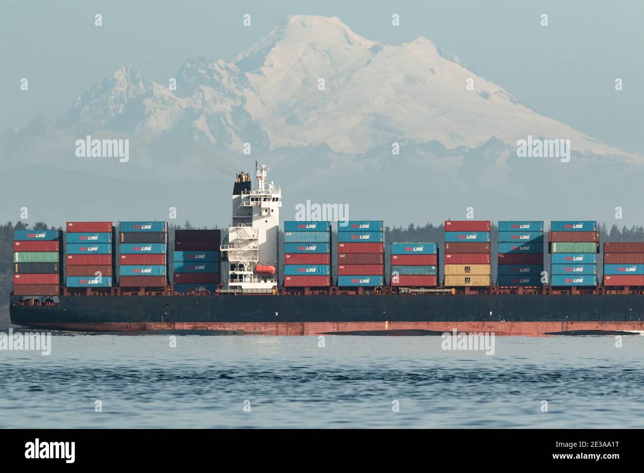 Containerschiff mit Container in Puget Sound mit Mount Baker. Stockfoto