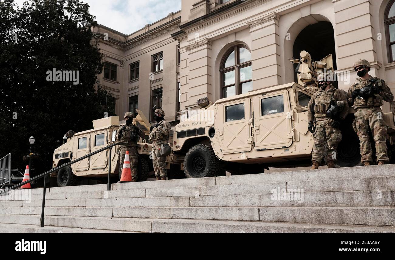 Atlanta, Georgia, USA. Januar 2021. Offiziere mit der Nationalgarde stehen vor dem Georgia State Capitol Gebäude, wo zusätzliche Sicherheitsmaßnahmen eingesetzt wurden, nur noch wenige Tage bis zur Amtseinführung des Präsidenten. Im Georgia State Capitol Gebäude wurden Sicherheitsmaßnahmen angewendet, um Warnungen des FBI bezüglich möglicher Unruhen in allen 50 Bundesstaaten zu erhalten, nachdem Trump-Befürworter am 6. Januar das US Capitol stürmten. Kredit: John Arthur Brown/ZUMA Wire/Alamy Live Nachrichten Stockfoto