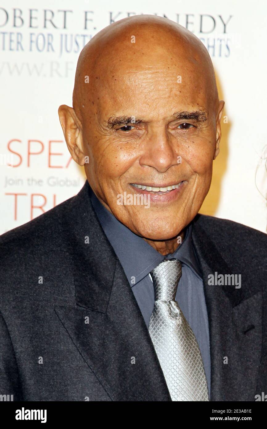 Harry Belafonte kommt am 17. November 2010 zum Robert F. Kennedy Center for Justice & Human Rights Ripple of Hope Awards Dinner 2010 im Pier Sixty at Chelsea Piers in New York City, NY, USA. Foto von Elizabeth Pantaleo/ABACAPRESS.COM Stockfoto