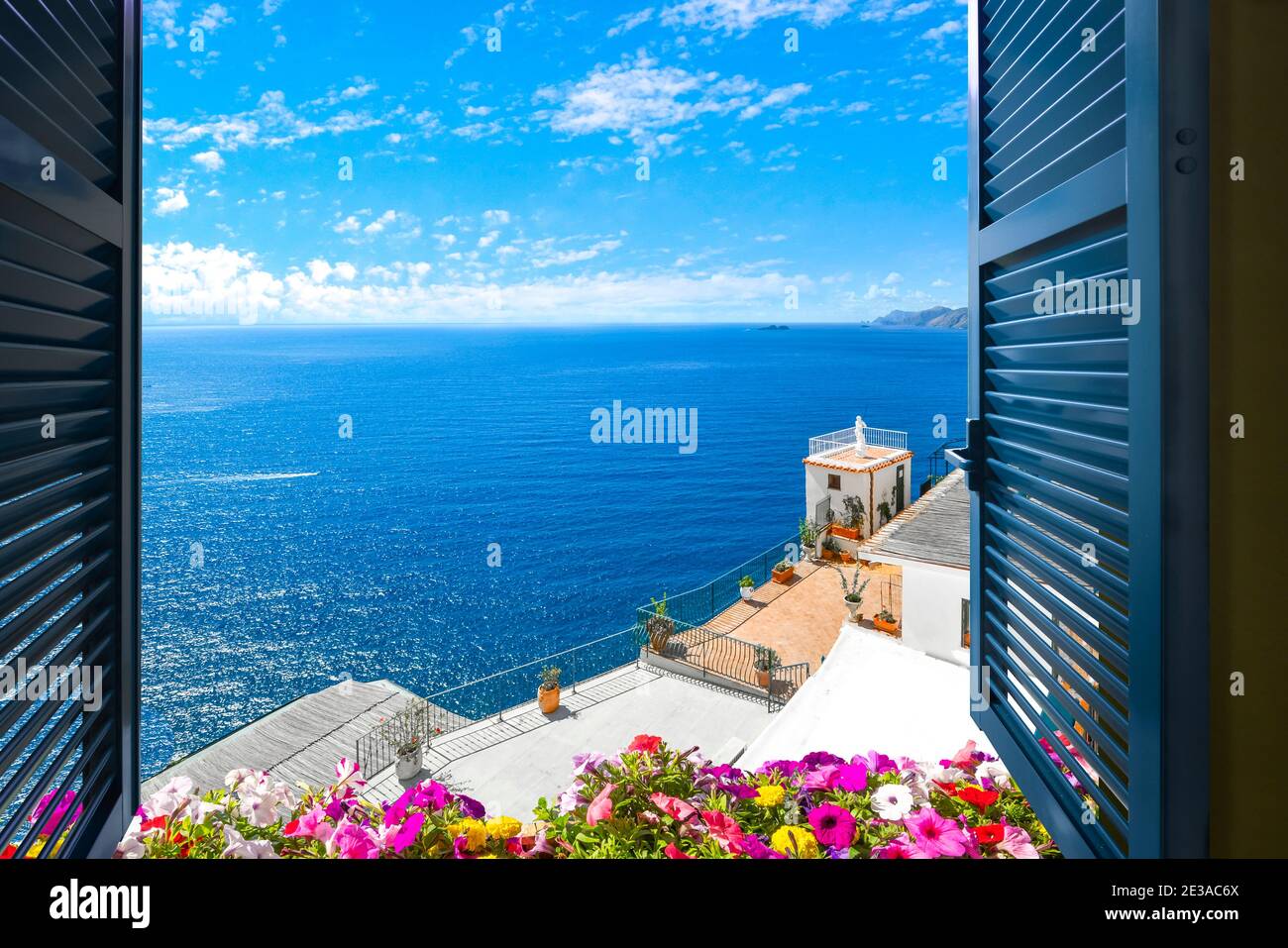 Panoramafenster mit Blick auf das Mittelmeer von einem Zimmer an der Amalfiküste in der Nähe von Sorrento, Italien Stockfoto