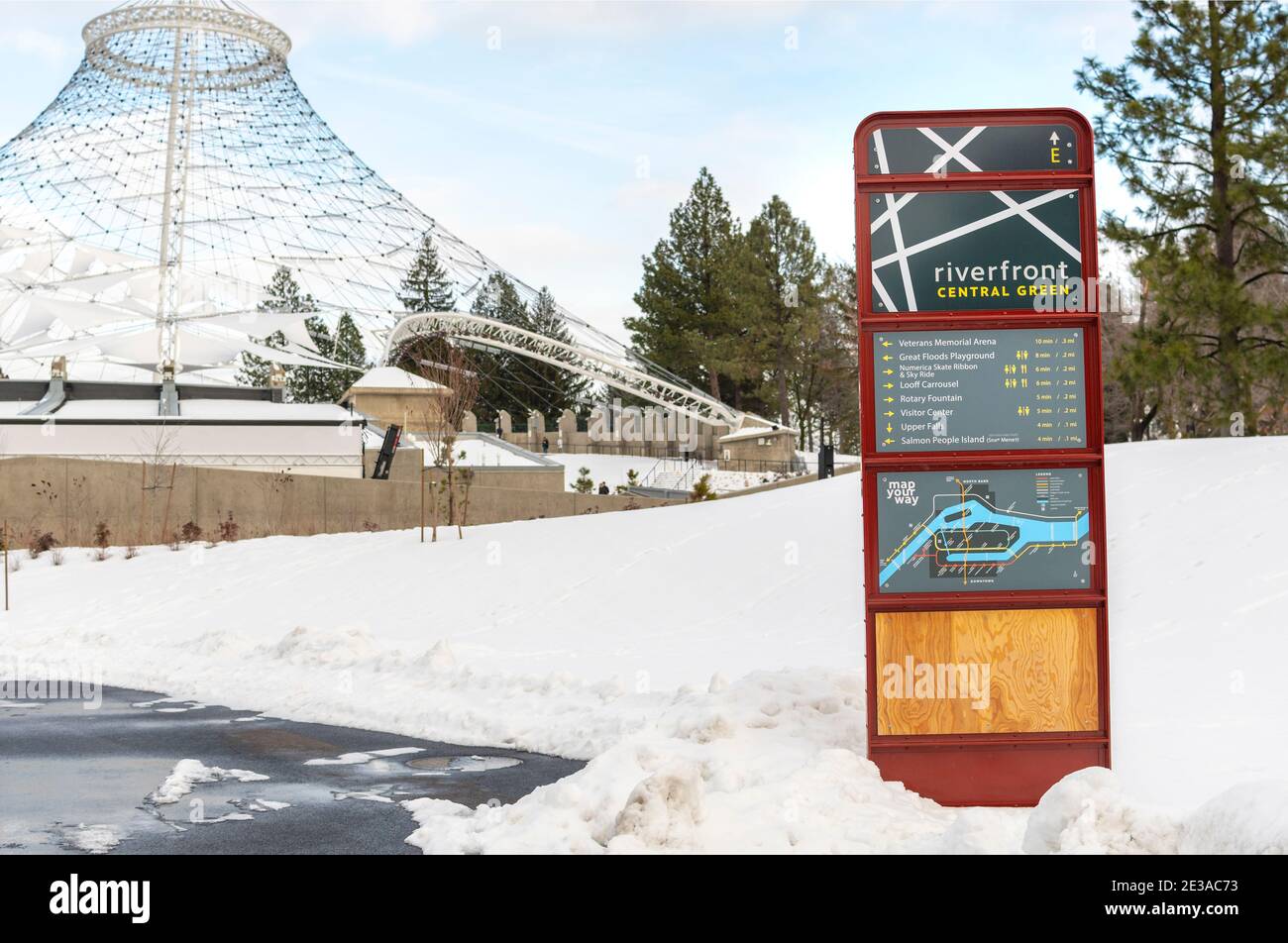 Allgemeine Ansicht der Information Richtschild für Riverfront Park neben dem Expo Pavilion während eines verschneiten Winters in Spokane Washington, USA. Stockfoto