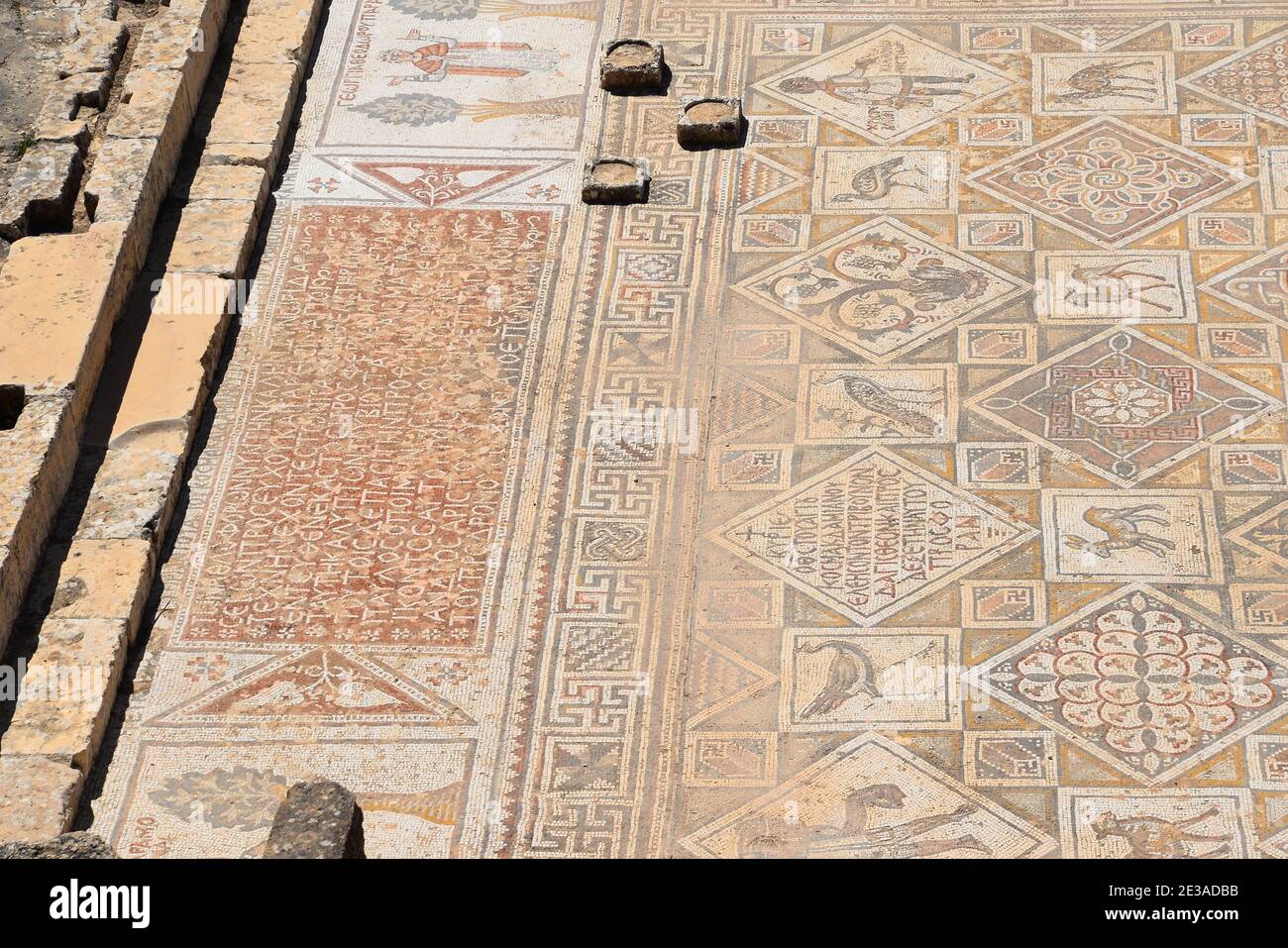 Byzantinisches Mosaik auf dem Boden der Ruine der Kirche Johannes des Täufers in Jerash (Gerasa), Jordanien, Mittlerer Osten. Mosaikboden aus byzantinischer Zeit. Stockfoto