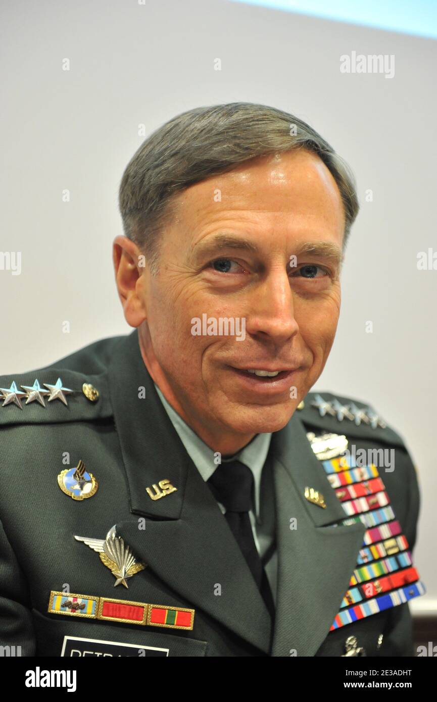 Der führende US- und NATO-Kommandant in Afghanistan General David Petraeus wird bei einer Anhörung der Kommission für Auswärtige Angelegenheiten bei der Nationalversammlung unter Vorsitz des UMP-Abgeordneten Axel Poniatowski am 22. November 2010 in Paris, Frankreich, gesehen. Foto von Mousse/ABACAPRESS.COM Stockfoto